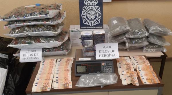 Spania. Patru români au ascuns kilograme de heroină în mâncarea pentru câini. Polițiștii au intrat imediat pe fir