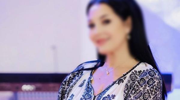 Cântăreaţă de muzică populară, amendată după un incendiu la o sală de evenimente