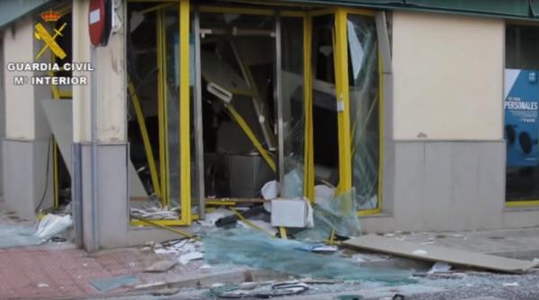 Trei români, spaima seifurilor din Austria: Au furat până când nu au mai putut duce, la propriu, greutatea unei cutii de valori