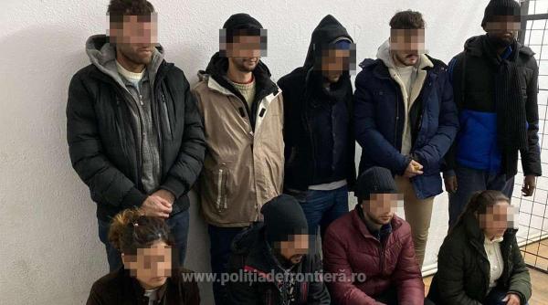 Doi români, surprinși de autorități când scoteau ilegal mai mulți migranți din țară