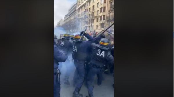 Imagini incredibile la Paris: Jandarmii bat pompierii ieșiți să protesteze. Video