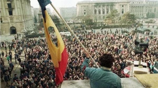 Institutul Revoluţiei al lui Iliescu, desfiinţat de Guvern în decembrie, înlocuit de o direcţie specială
