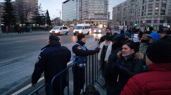 A început protestul Diasporei din Piața Victoriei: "Unde sunt bucureștenii?" Video. UPDATE 