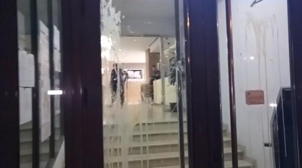 Cristian Dide, reținut de polițiști. Scandal la Secția 10 de Poliție. S-a aruncat cu ouă (VIDEO)