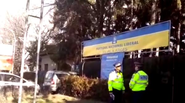 Sediul PNL Argeș a fost vandalizat