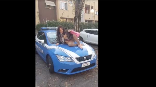 Viral în Italia: Două femei își fac poze pe mașina Poliției