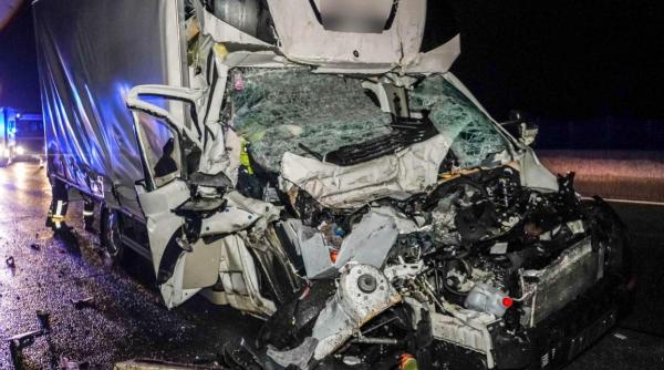 Doi români au murit după ce un autocar a lovit un autoturism