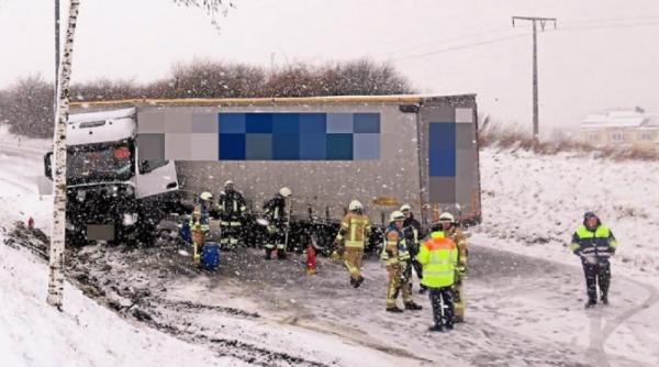 Germania. Un șofer român de camion, la un pas de tragedie după ce a circulat cu viteză pe un drum înzăpezit