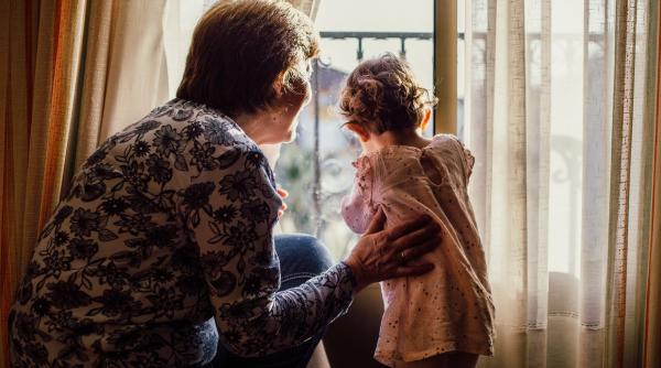 Peste 22.000 de românce îşi lasă copiii şi bătrânii în urmă pentru a îngriji copii şi bătrâni în Austria