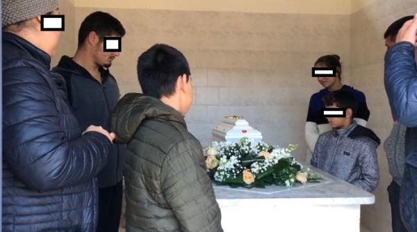 Italia. Bebelușul de nici 6 luni al unei familii de români a murit. Familia nu a avut bani nici de sicriu. Samuel a fost înmormântat din mila publică
