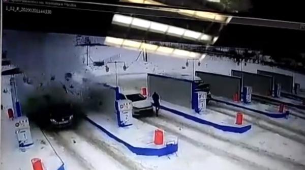 O Dacia Logan a explodat într-o benzinărie din Rusia. Imagini incredibile - VIDEO