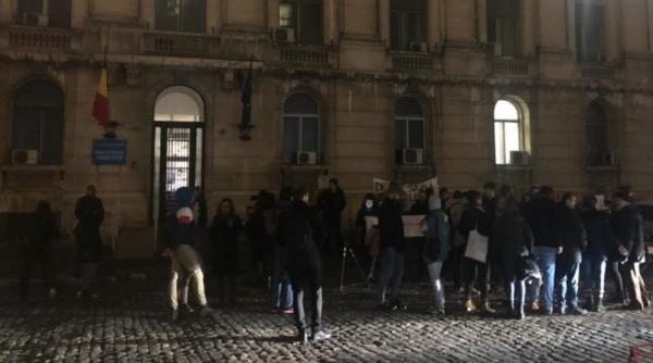 Protest în fața Ministerului Sănătății. Zeci de persoane au ieșit în stradă