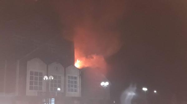 Acoperişul unei primării, cuprins de un incendiu violent. De la ce au izbucnit flăcările