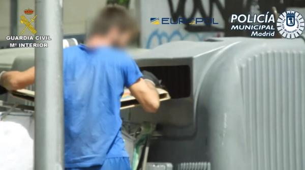 Spania. 42 de români, arestați pentru trafic cu materiale reciclabile. „Los Cartoneros” au făcut zeci de milioane de euro