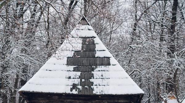 Zăpada scursă de pe biserica muzeului Astra a lăsat semnul crucii în urmă