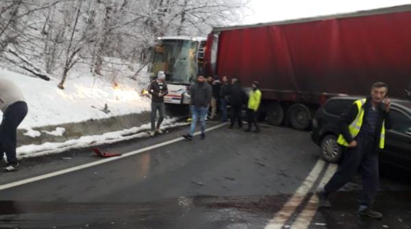 Accident mortal, în această dimineață. Un autobuz s-a ciocnit frontal cu un TIR. Autoritățile intervin