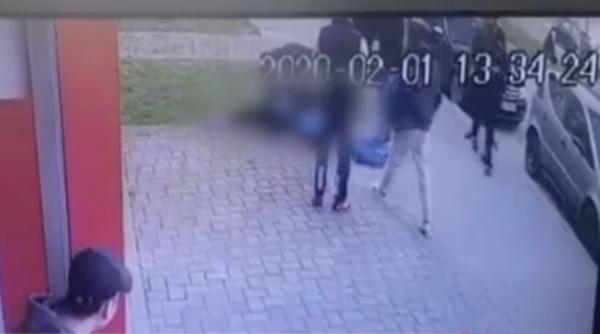 Băiat de 13 ani, în moarte cerebrală după ce a fost bătut pe stradă. Mesajul sfidător al agresorului