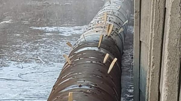 Iată cum se repară o conductă cu apă în România. Fotografie VIRALĂ