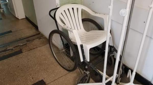 Imagini incredibile într-o secţie a Spitalului de Urgenţă din Craiova: Scaun de cârciumă pe post de cărucior cu rotile