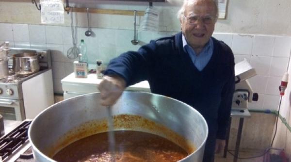 Italia. Un pensionar în vârstă de 90 de ani găteşte pentru oamenii străzii. Povestea impresionantă a bărbatului