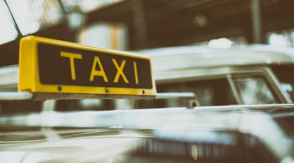 Taximetrist român găsit mort în maşină