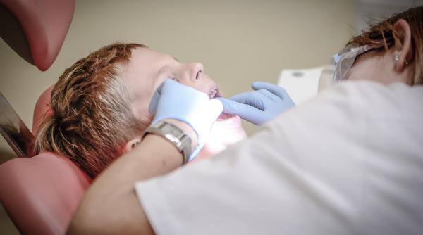 Starea copilului paralizat după vizita la dentist s-a agravat