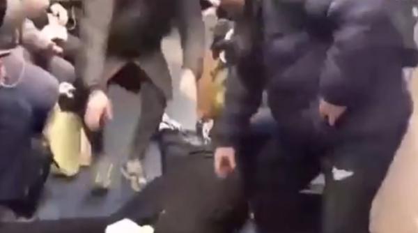 Vlogger rus, arestat după ce s-a prefăcut că are coronavirus. Riscă ani grei de închisoare - VIDEO