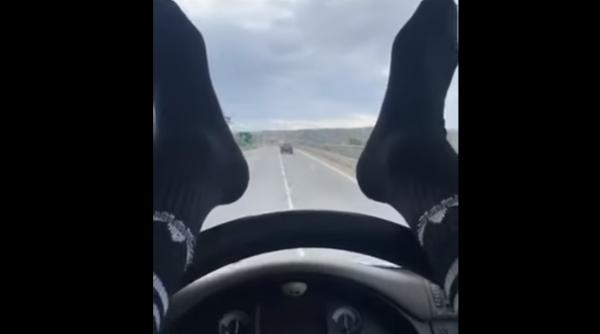 Un șofer de camion a condus pe autostradă cu picioarele. Ce pedeapsă a primit (VIDEO)