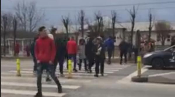 Protest pe DN1: Zeci de oameni au traversat în șir indian o trecerea de pietoni