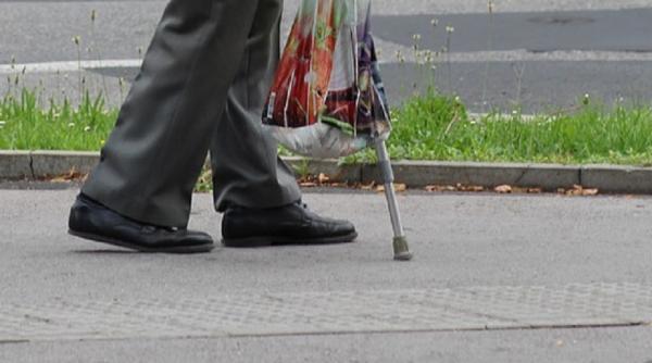 Spania: Româncă bătută cu cârjele de partenerul spaniol de 91 de ani