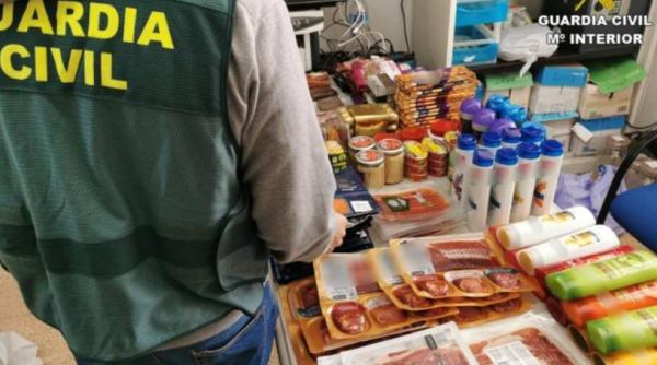 Spania. Trei români, reținuți pentru furt din magazine. Ascundeau cârnați și somon sub tricou