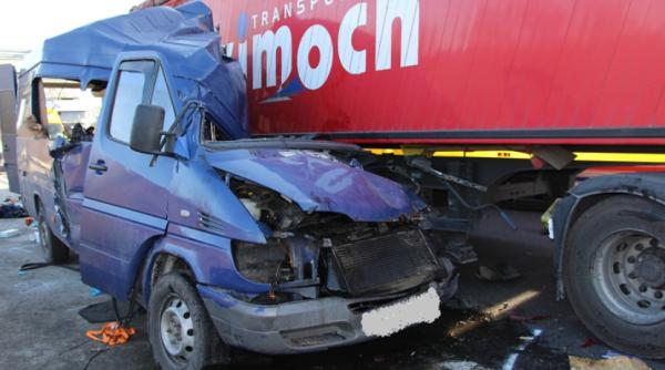 Accident grav în Ungaria: Doi moldoveni au murit și șase au fost grav răniți, după ce microbuzul lor a intrat sub un TIR