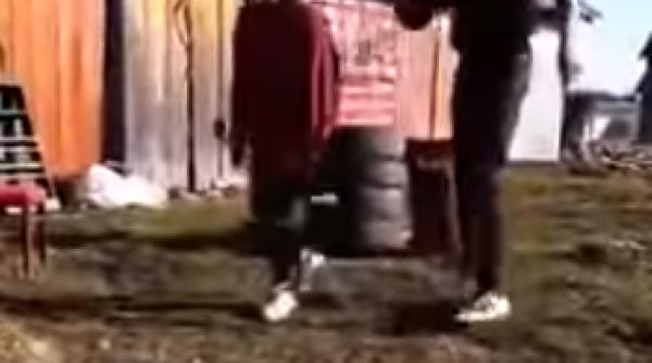 Bărbatul filmat când își lovește cu biciul iubita de 15 ani, însărcinată, a fost reținut