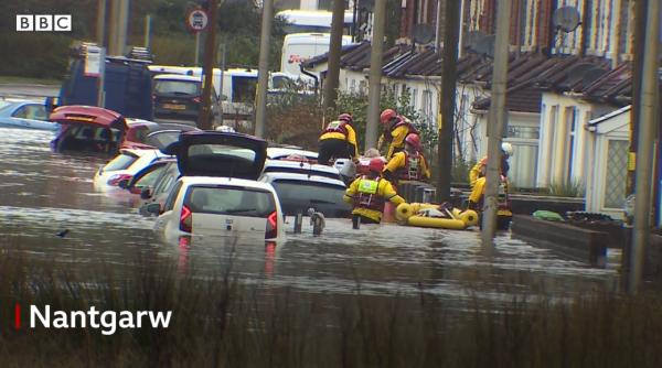 Marea Britanie. Furtuna Dennis face prima victimă. Ţara Galilor, sub alertă roşie