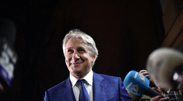 Teodorovici, ironii în comisiile de specialitate: "Cum v-aţi dat seama ce sunt? Cu lumina stinsă?"