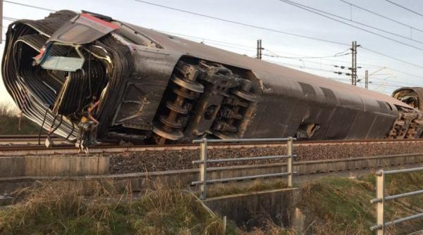 Un tren a deraiat în această dimineată. S-a răsturnat pe câmp