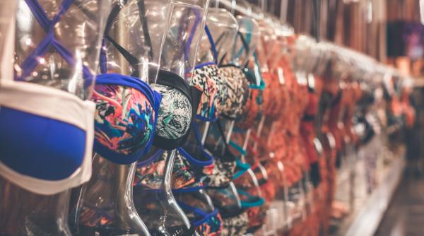 Austria. O româncă a pus la pământ casiera și a fugit după ce a încercat să fure lenjerie intimă