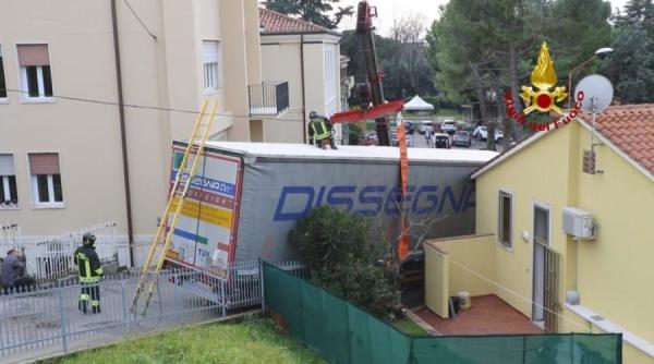 Italia. Șofer român înșelat de GPS: A provocat haos într-un orășel, după ce a rămas cu TIR-ul blocat