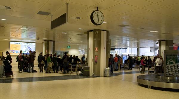 Sute de români, blocaţi de 24 de ore pe aeroportul din Valencia: "Ne tratează ca pe o turmă"