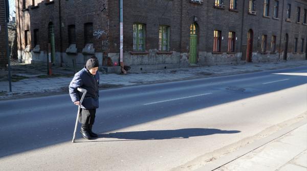 Pensionară de 70 de ani, ameninţată cu un pistol. Şi ea, şi agresorul s-au ales cu dosar penal