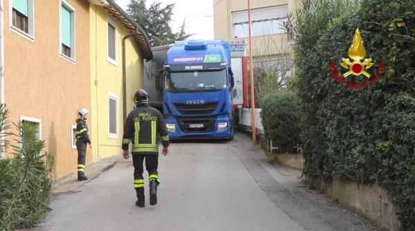 Italia. Șofer român de TIR, blocat pe o străduță. A dărâmat garduri și a avariat o casă