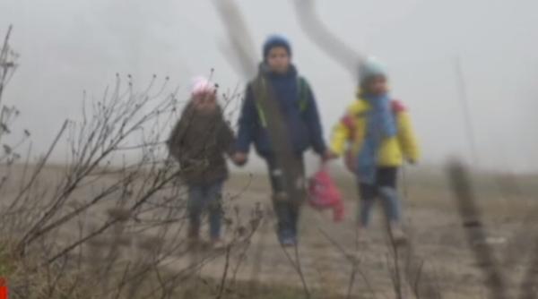 Mama e în Germania, tatăl i-a părăsit: Băiețel de 9 ani, „părinte“ pentru cele 4 surioare