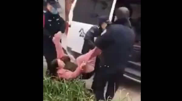 Imagini șocante din China. Oamenii sunt luați cu forța din case (VIDEO)