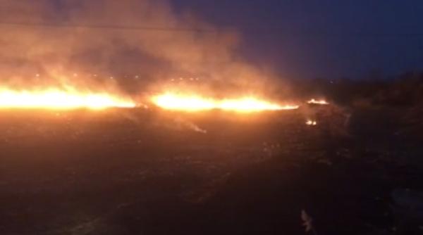 Prahova: un incendiu de proporții riscă să se extindă din cauza vântului puternic