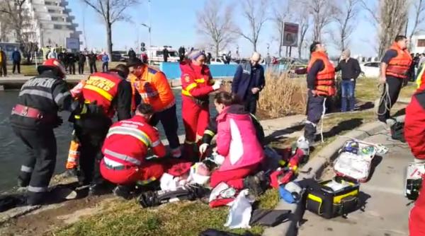 Mașină în care se afla un copil de 12 ani, căzută în lacul Tăbăcărie. Se efectuează manevre de resuscitare