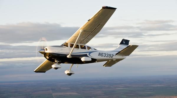 Franța. Un avion s-a prăbușit pe un câmp