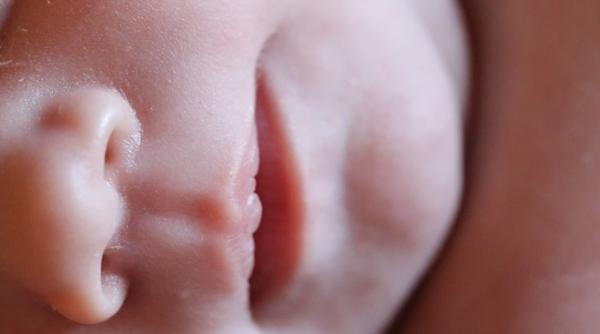 Bacău: Un bebeluș, suspect de coronavirus, internat în spital