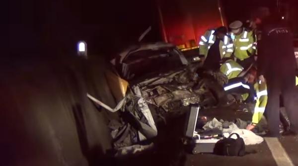 Patru tineri români au murit după ce au intrat cu mașina într-un TIR