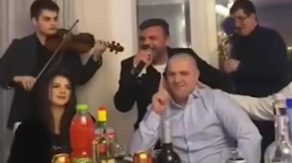 Polițiști filmați când petrec pe manele alături de contrabandiști (VIDEO)