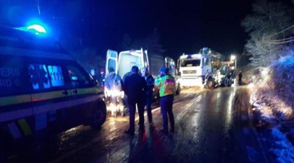 Un microbuz cu români care plecau în Anglia a căzut în râul Bicaz (FOTO)